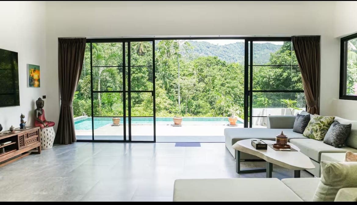 ห้องนั่งเล่นและวิวสระว่ายน้ำของ Villa des Princes